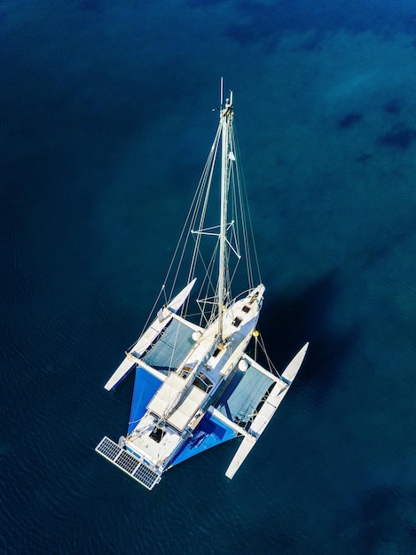 Vista aérea del catamarán anclado en el arrecife de coral