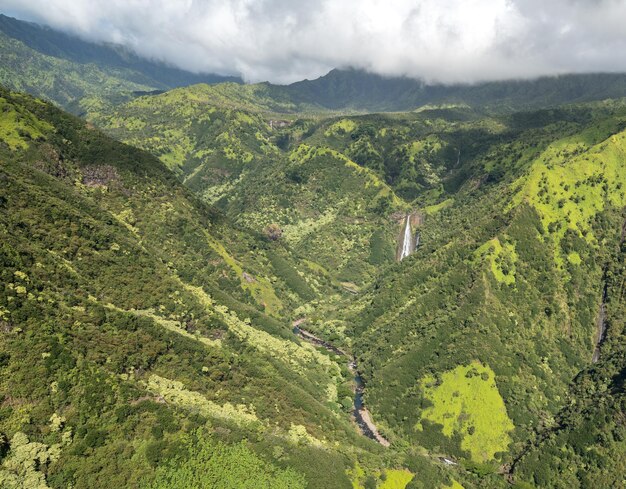 Vista aérea de las cataratas de Manawaiopuna y el paisaje de la isla hawaiana de Kauai desde un vuelo en helicóptero