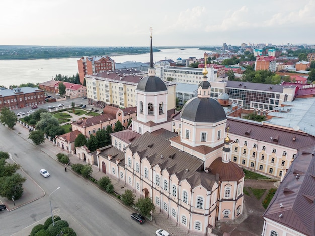 Vista aérea de la Catedral de la Epifanía en Tomsk, Siberia, Rusia.