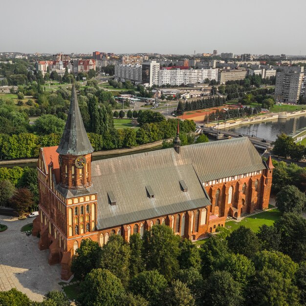 Vista aérea de la catedral de Konigsberg en la isla de Kant en Kaliningrado. Formato cuadrado