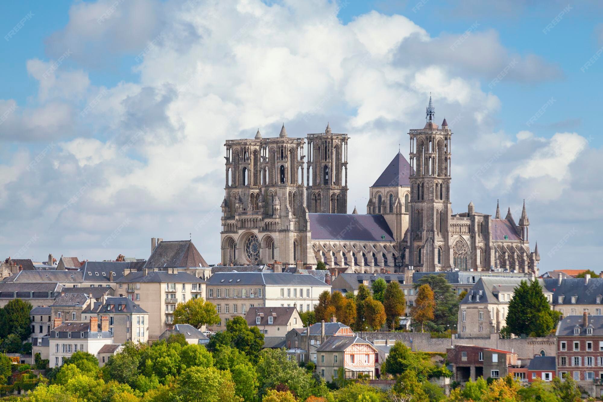 Vista aérea de la catedral de laon, una iglesia católica romana situada en laon aisne hautsdefrance francia | Foto Premium