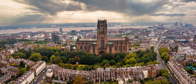 Vista aérea de la Catedral de Liverpool o la Iglesia Catedral de Cristo Resucitado en Liverpool, Reino Unido