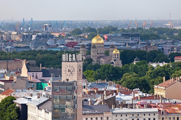 Vista aérea de la Catedral de la Natividad de Cristo en Riga