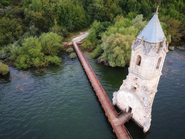 Vista aérea de la catedral de pescado. Ruinas de la iglesia hundida ubicadas en el embalse del Ebro en Cantabria, en el norte de España