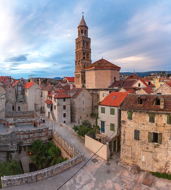 Vista aérea de la Catedral de San Domnio en el Palacio de Diocleciano en el casco antiguo de Split, la segunda ciudad más grande de Croacia en la mañana