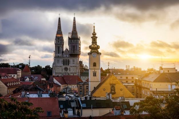 Vista aérea de la Catedral de Zagreb al amanecer Croacia