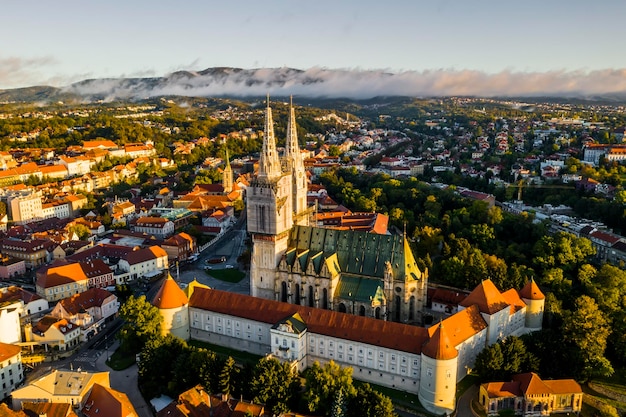 Vista aérea de la Catedral de Zagreb al amanecer Croacia