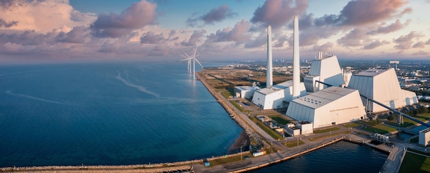 Vista aérea de la Central. Una de las centrales eléctricas más bellas y ecológicas del mundo. Energía verde ESG.