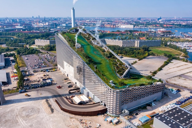 Vista aérea de la central eléctrica de conversión de residuos en energía de Copenhill en Copenhague, Amager Bakke, con la zona de esquí en el techo.