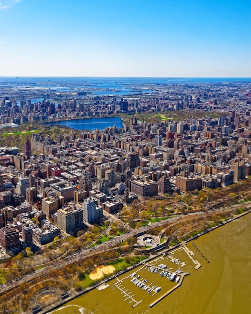 Vista aérea de Central Park y Midtown Manhattan, Estados Unidos. Vista con la arquitectura Skyline of Skyscrapers en Nueva York. Fondo de la naturaleza. Paisaje urbano. Nueva York, EE. UU.