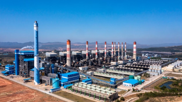 Vista aérea Centrales eléctricas alimentadas con carbón con fondo de cielo azul Central eléctrica alimentada con carbón Turbina de gas Planta de energía eléctrica para energía de fábrica Planta de energía para polígono industrial