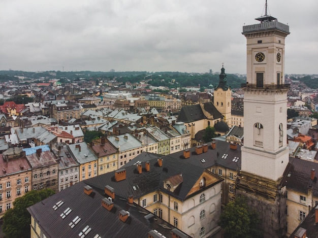 Vista aérea del centro de la antigua ciudad europea con hermosa arquitectura