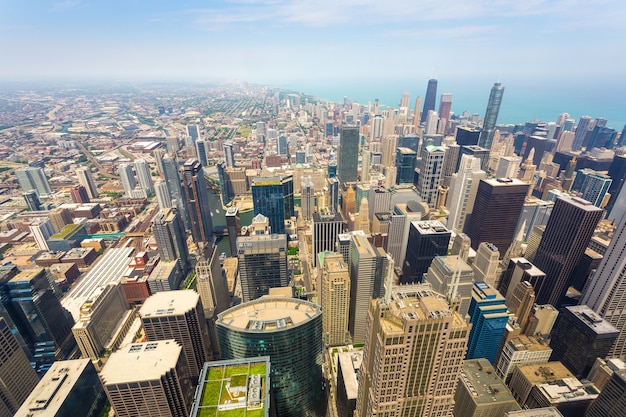 Vista aérea del centro de Chicago en día brumoso desde lo alto, Illinois, Estados Unidos.