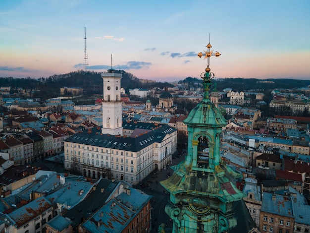 Vista aérea del centro de la ciudad de lviv en el espacio de copia del concepto de viaje al atardecer