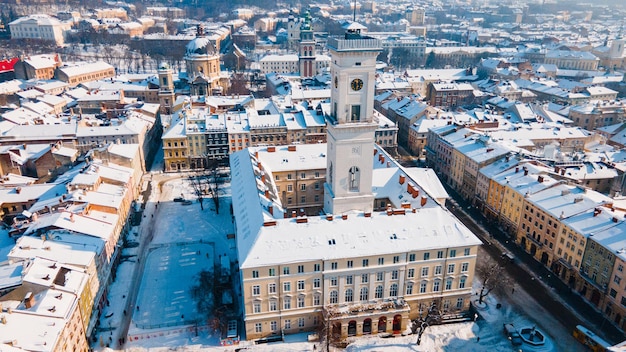 Vista aérea del centro de la ciudad de lviv en el espacio de copia de día soleado de invierno nevado