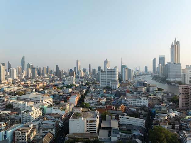 Una vista aérea del centro de la ciudad de negocios de Bangkok volando sobre Bangkok, Tailandia