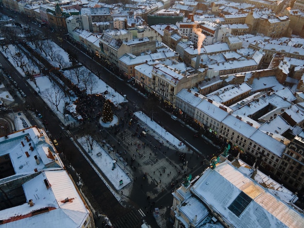 Vista aérea del centro de la ciudad en vacaciones de navidad