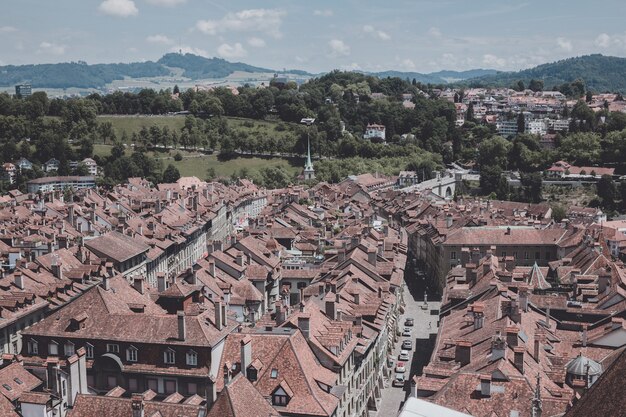 Vista aérea del centro histórico de la ciudad de Berna desde la Catedral de Berna, Suiza, Europa. Paisaje de verano, día soleado y cielo azul.