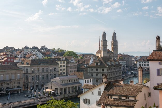 Vista aérea del centro histórico de la ciudad de Zurich con la famosa iglesia Grossmunster y el río Limmat desde el parque Lindenhof, Zurich, Suiza. Paisaje de verano, clima soleado, cielo azul y día soleado