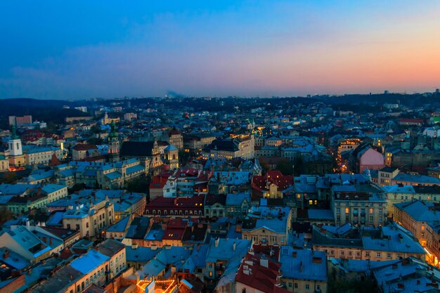 Vista aérea del centro histórico de Lviv Ucrania Paisaje urbano de Lvov Vista desde el Ayuntamiento de Lviv