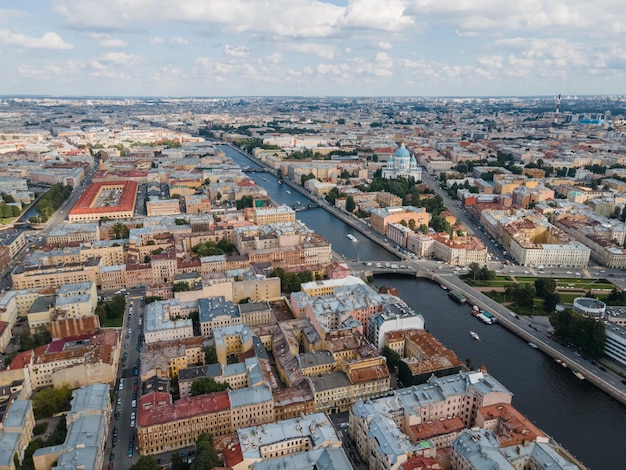 Vista aérea del centro histórico de San Petersburgo Foto del río Fontanka Catedral de la Trinidad