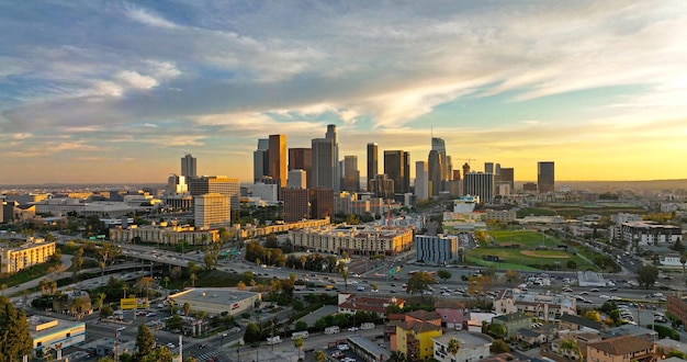 Vista aérea del centro de Los Ángeles, centro de negocios de la ciudad Flying of los angels LA by drone