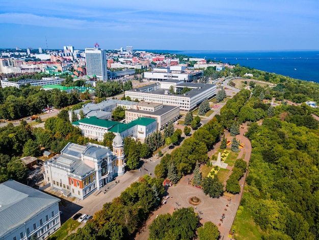 Foto vista aérea del centro del panorama de la ciudad de ulyanovsk rusia desde arriba