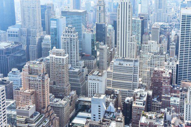 Vista aérea de cerca de edificios abarrotados en la ciudad de Nueva York en un día soleado en Nueva York, Estados Unidos