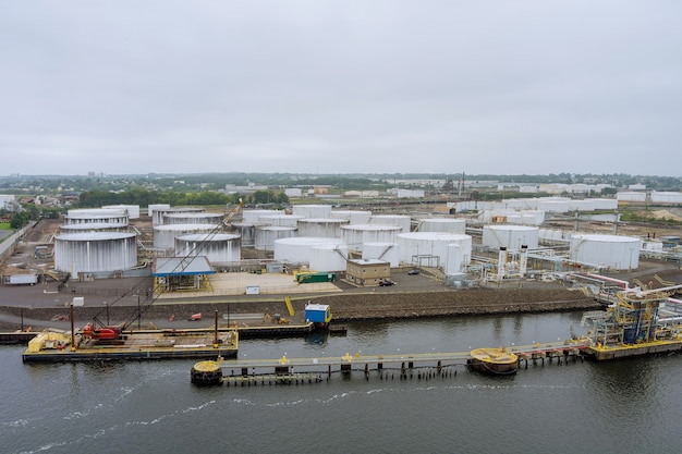 Vista aérea de cerca Vista industrial en la zona industrial de la forma de la planta de refinería de petróleo con tanque de aceite