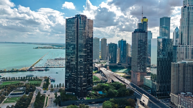 Vista aérea de Chicago drone aérea desde arriba, rascacielos del centro de la ciudad de Chicago y el paisaje urbano del lago Michigan, Illinois, EE.UU.