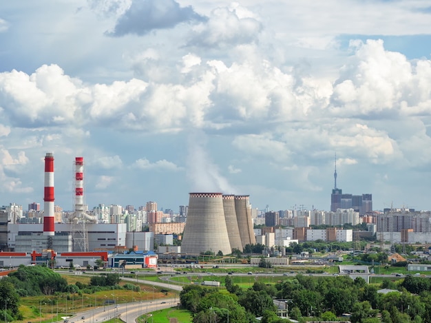 Vista aérea de las chimeneas de una central eléctrica, un distrito industrial en el norte de Moscú