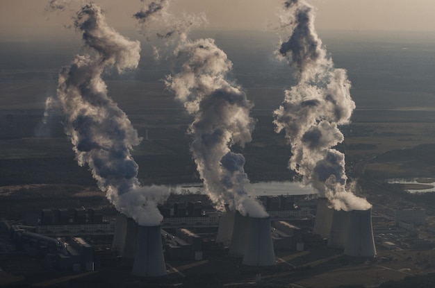 Foto vista aérea de las chimeneas industriales