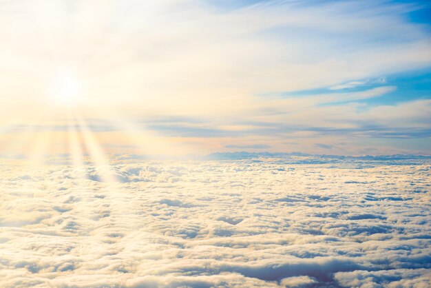 Vista aérea del cielo azul con capas de cúmulos esponjosos blancos y cirros