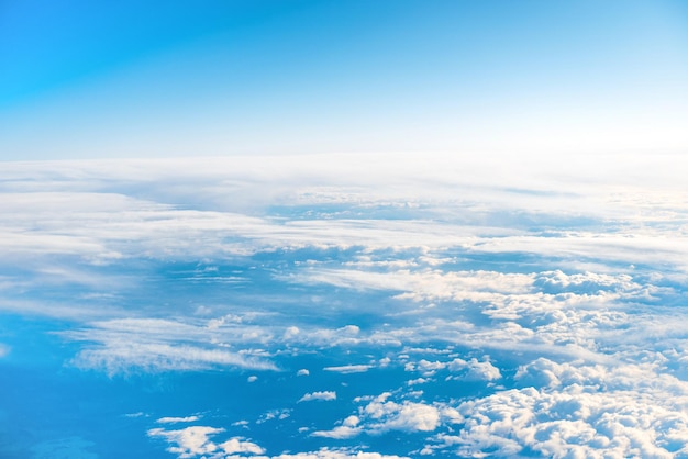 Vista aérea del cielo azul con capas de cúmulos esponjosos blancos y cirros