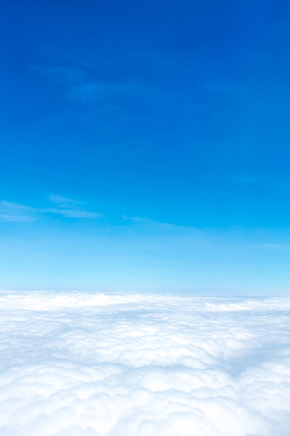 Vista aérea del cielo azul y la nube Vista superior desde la ventana del avión