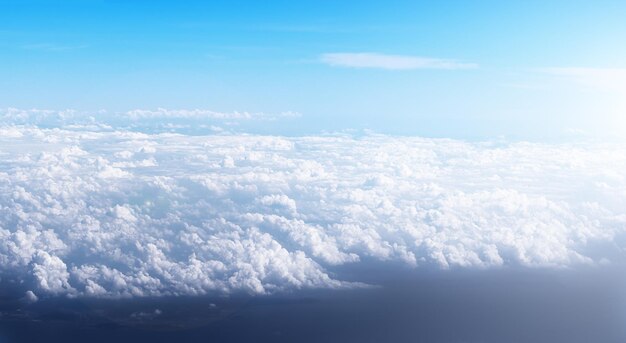 Vista aérea del cielo azul y las nubes