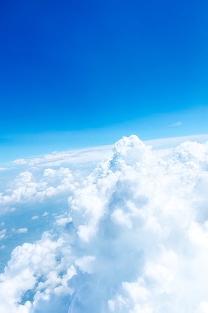 Vista aérea del cielo azul y la vista superior de la nube desde la ventana del avión, fondo de la naturaleza