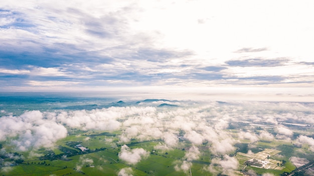 Vista aérea del cielo nublado por encima de la tierra.