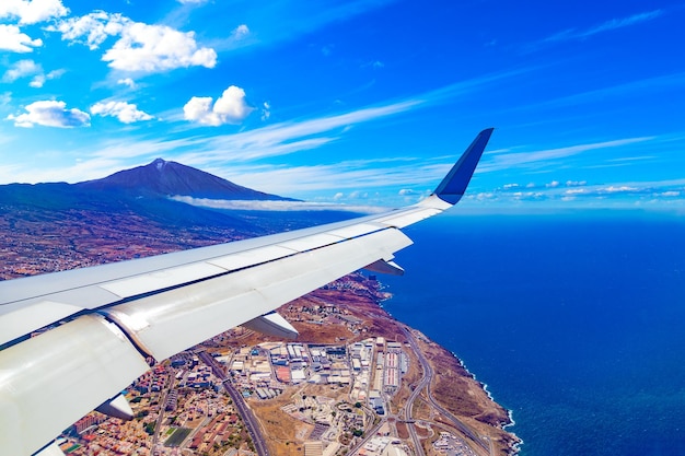 Vista aérea del cielo sobre las montañas y el pico del volcán Teide