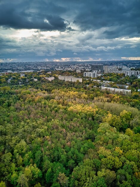 Vista aérea de la ciudad al atardecer hermoso paisaje de la ciudad de otoño kishinev, república de moldova