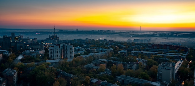 Foto vista aérea de la ciudad al atardecer