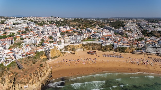 Foto vista aérea de la ciudad de albufeira, playa pescadores, en el sur de portugal, algarve