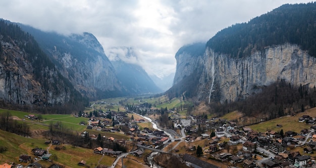 Foto vista aérea de la ciudad alpina de murren, suiza, en medio de acantilados y montañas nubladas