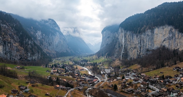 Vista aérea de la ciudad alpina de Murren, Suiza, en medio de acantilados y montañas nubladas