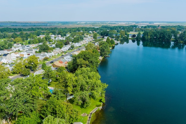 Vista aérea de la ciudad americana a casas en el distrito residencial de Sayreville cerca del estanque en Nueva Jersey, EE.