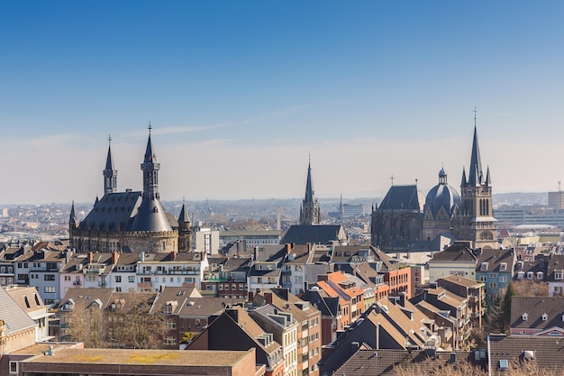 Una vista aérea de la ciudad de Aquisgrán con el ayuntamiento y la catedral en primavera en Alemania. Tomada afuera con una 5D mark III.