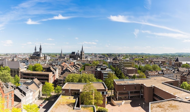 Una vista aérea de la ciudad de Aquisgrán con la Catedral y el ayuntamiento en Alemania. Tomada afuera con una 5D mark III.