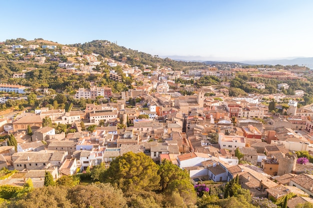 Vista aérea de la ciudad de Begur en España, un día soleado