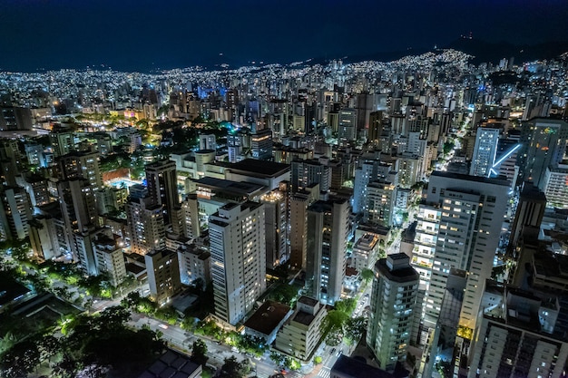 Vista aérea de la ciudad de Belo Horizonte en la noche Minas Gerais Brasil