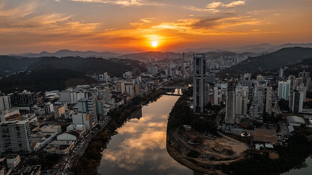 Foto vista aérea de la ciudad de blumenau con un dron